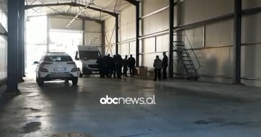 EMRI/ Armët e zbuluara në portin e Durrësit, shoqërohet drejtuesi i mjetit