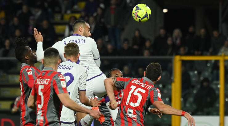 VIDEO/ Fiorentina me “një këmbë” në finale, “violët” e Firences triumfojnë në “aktin e parë” ndaj Cremonese-s