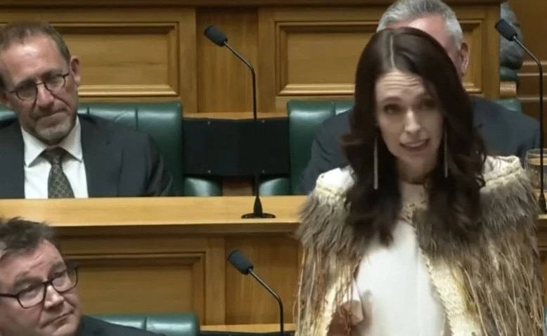 Me lot në sy, Jacinda Ardern mban fjalimin e lamtumirës në parlament