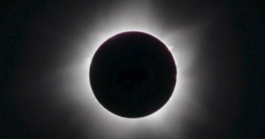 Eklipsi i rrallë diellor “zhyt” Australinë në errësirë, mijëra njerëz shijojnë momentin emocionues