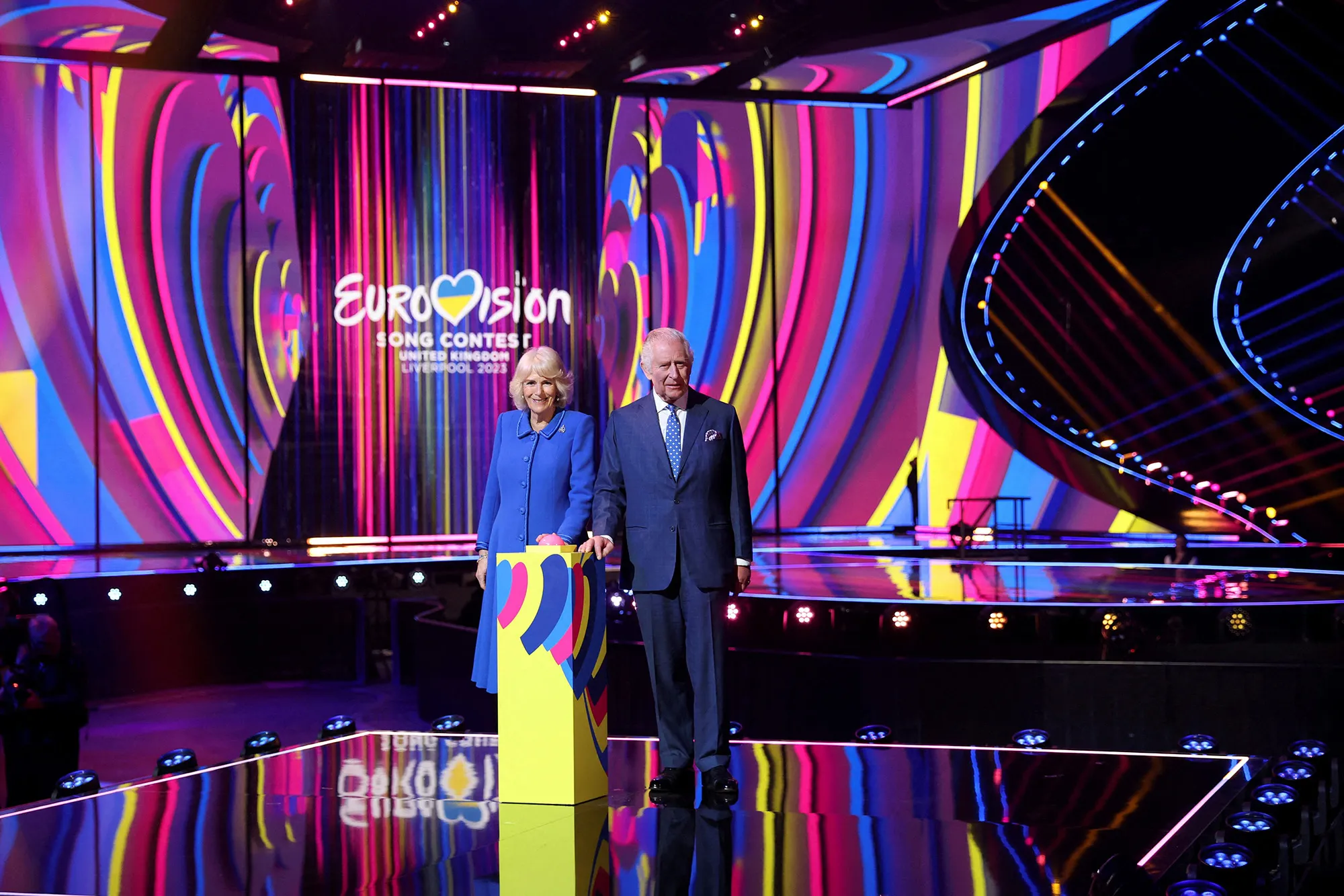 VIDEO/ Mbreti Charles dhe Camilla zbulojnë skenën e Eurovision 2023