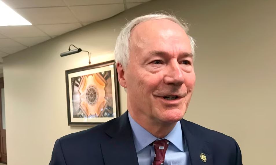 Republikani Asa Hutchinson shpall kandidaturën për president