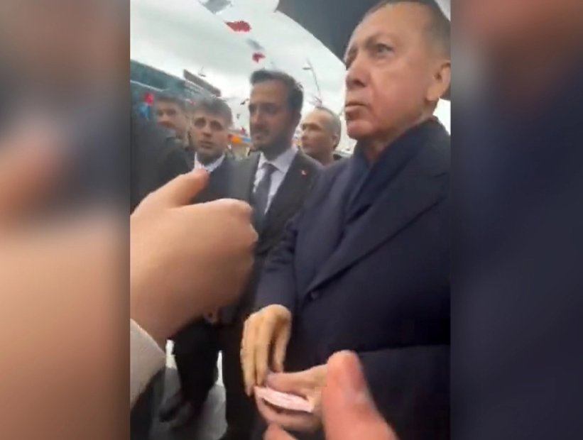 VIDEO/ Prag zgjedhjesh, Erdogan u jep para fëmijëve