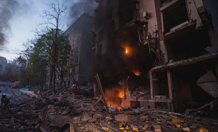 Një viktimë dhe gjashtë të plagosur pas bombardimeve në Kherson