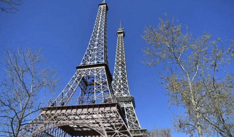 E pazakontë/ Në Paris ka një Kullë të dytë Eiffel pikërisht përballë të parës