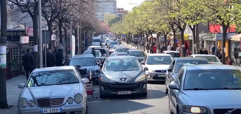 Në Lezhë ka trafik, specialist: Nuk ka plan urbanistik dhe parkingje