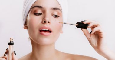 Tre probleme që mund të shkaktohen në fytyrë nëse nuk e pastroni grimin