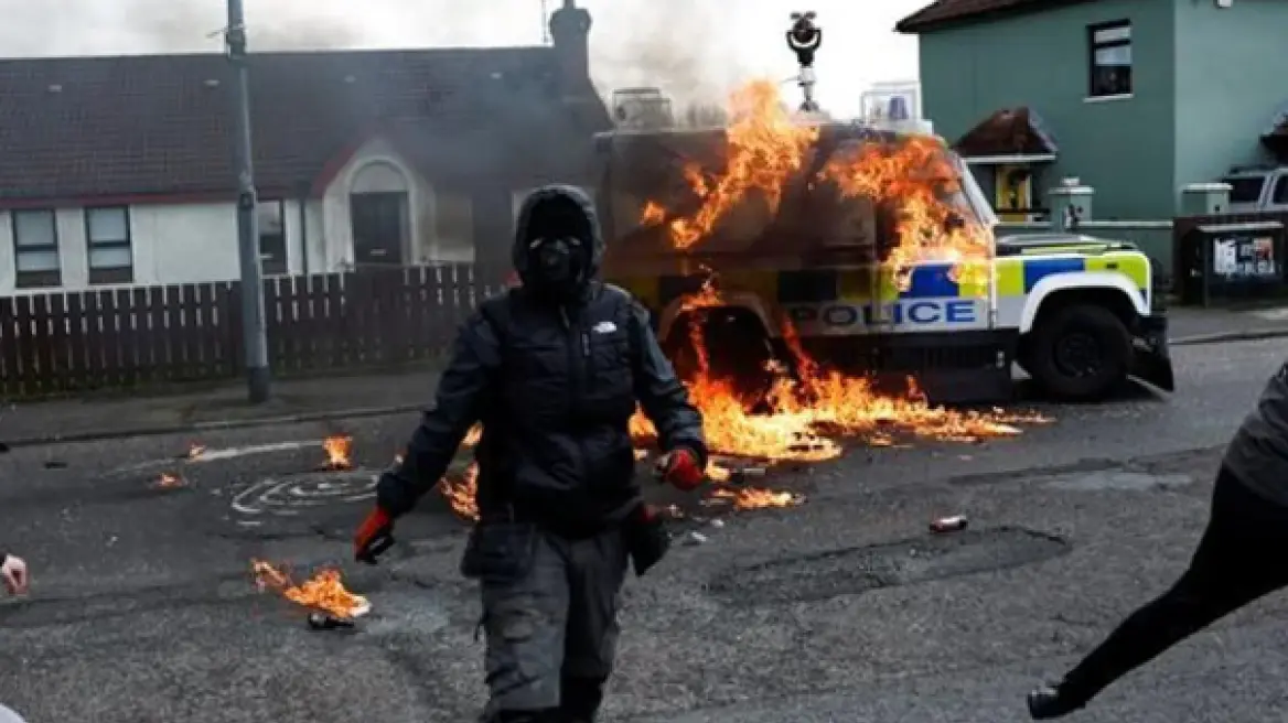 Irlanda Veriut/ 25 vjet nga Marrëveshja e të Premtes së Mirë, sulmohet me kokteje molotov policia