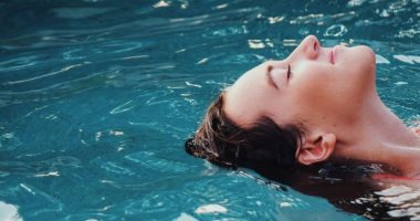 Praktika të thjeshta që do t’ju bëjnë të ndiheni më mirë gjatë ditës