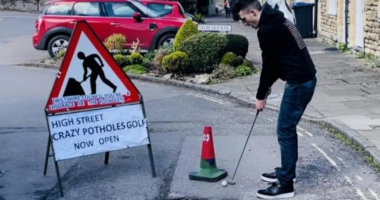 I zhgënjyer nga qeveria, britaniku gjen zgjidhjen ideale: Përdor gropat në rrugë për të luajtur golf