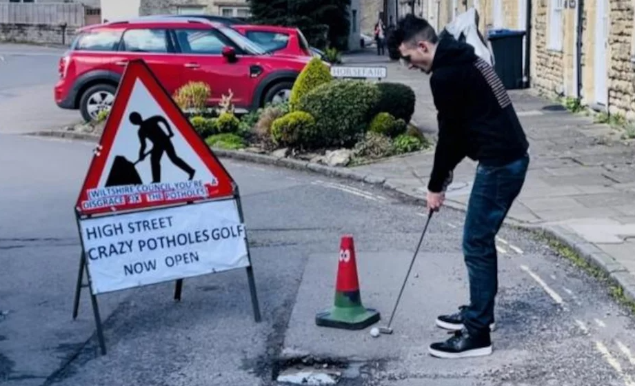 I zhgënjyer nga qeveria, britaniku gjen zgjidhjen ideale: Përdor gropat në rrugë për të luajtur golf