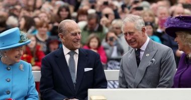 Mbreti Charles shfaqet i veshur me rrobat e babait të tij dhe emocionoi të gjithë me gjestin