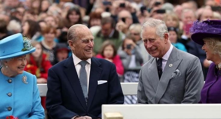 Mbreti Charles shfaqet i veshur me rrobat e babait të tij dhe emocionoi të gjithë me gjestin