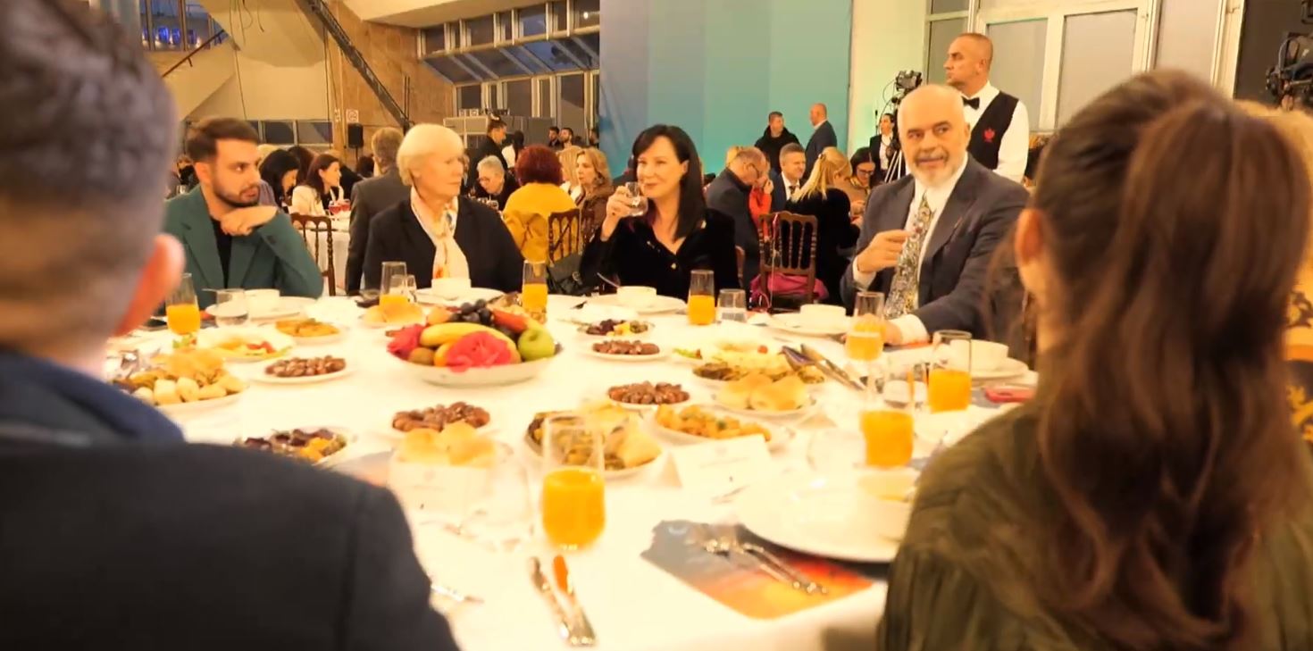 Rama nis aktivitetet, merr pjesë në iftarin e shtruar për Ramazan