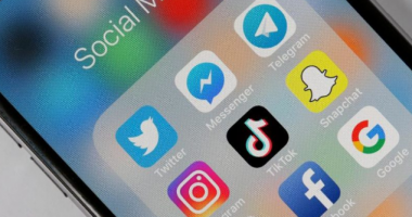 Europa kufizon rrjetet sociale për të miturit? Studimi: Janë rritur problemet psikologjike