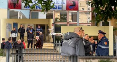 VIDEO/ Dy javë të zhdukur, familjarët “rrethojnë” Policinë e Sarandës: S’po vijmë për lopë e viça, por për dy njerëz të humbur