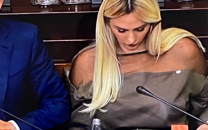 FOTO/ Shfaqet me bluze transparente në seancën e Kuvendit, ministrja serbe bëhet virale