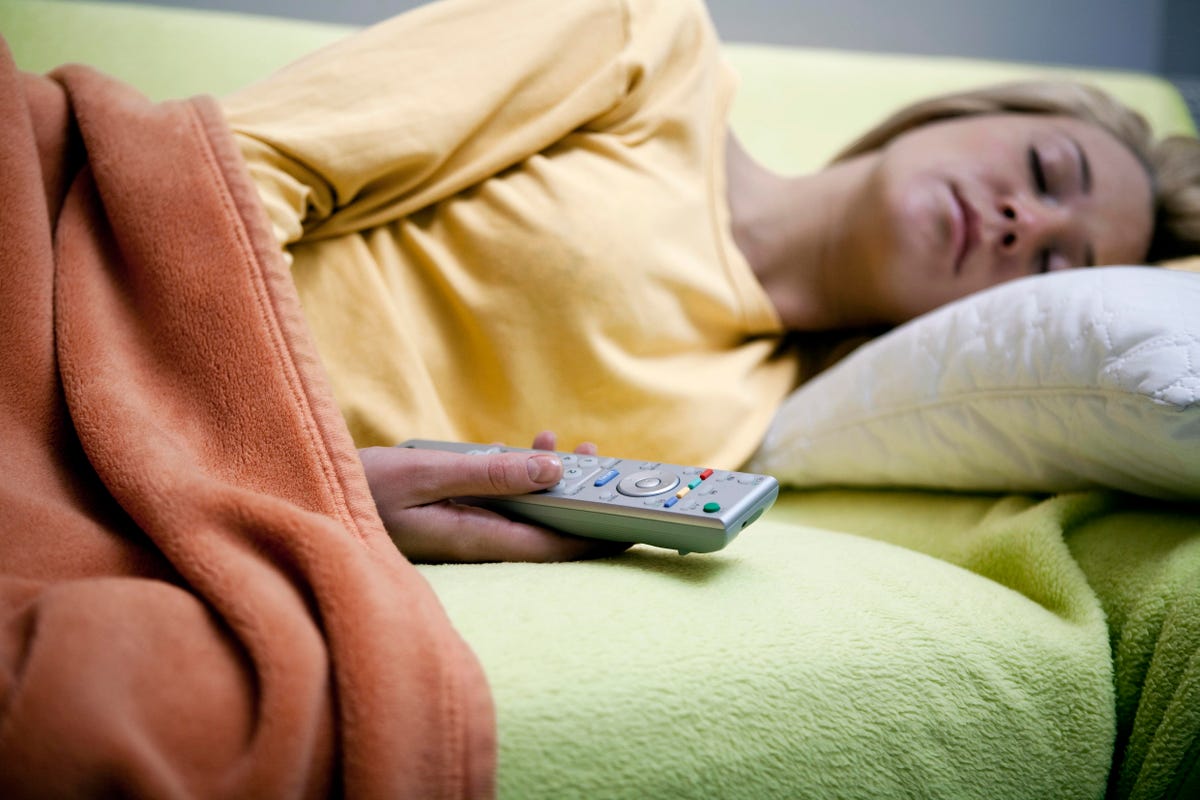 Pse nuk duhet të flini me televizorin ndezur?
