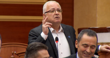 Të qeshura në Kuvend/ Spaho ankohet te socialistët: Absurde, po kërkoni që deputetëve të mos u rritet rroga