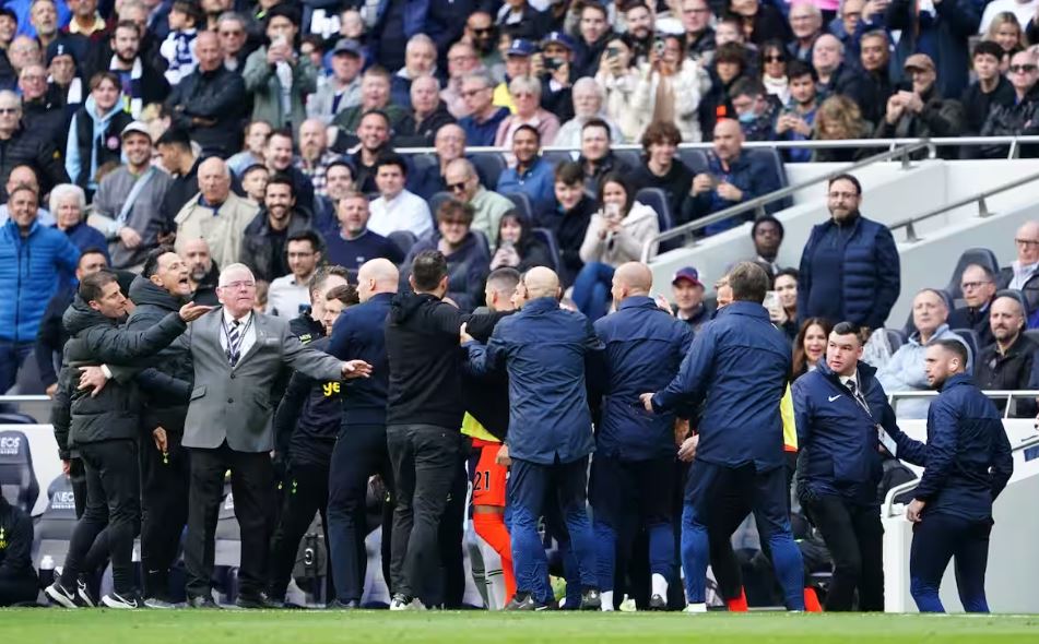 U përplasën fizikisht në fushën e blertë, teknikët e Tottenham dhe Brighton sqarojnë situatën