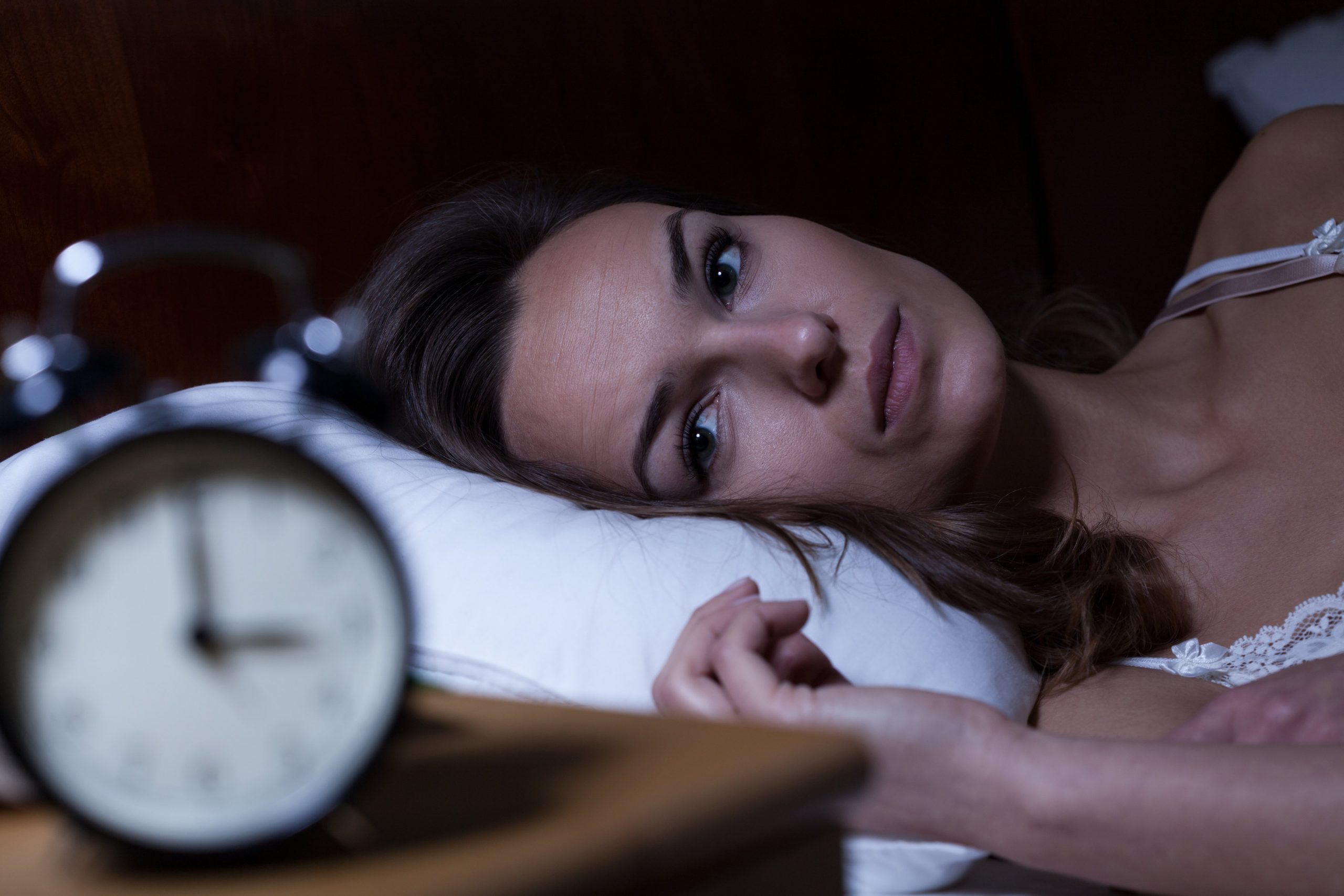 Pse jemi më të stresuar gjatë natës? Përgjigjen ekspertët