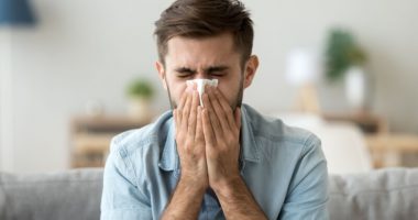 E mbani teshtimën? Gabimi më i madh që bëni, zbuloni çfarë rreziqesh ka për shëndetin tuaj