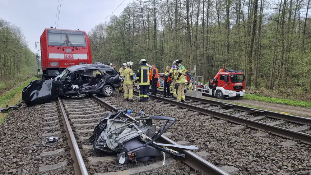 Treni përplaset me makinën në Gjermani, tre persona humbin jetën