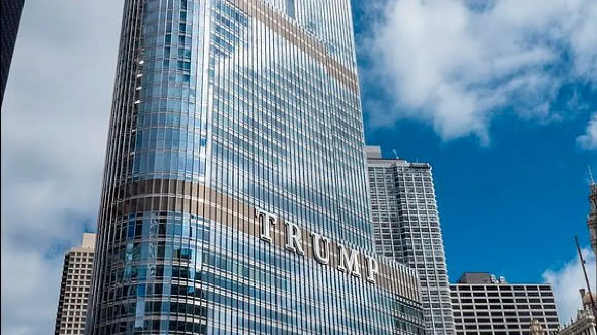 Një person i armatosur hyn në Trump Tower në Çikago