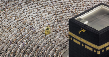 Mekë, mijëra besimtarë mblidhen për faljen e namazit