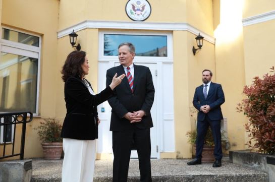 Steve Daines në Shqipëri, Yuri Kim tregon arsyet e vizitës së senatorit amerikan