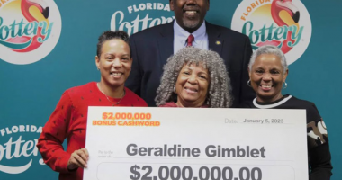 Shpenzoi kursimet e saj për të mjekuar vajzën nga kanceri i gjirit, nëna fiton 2 milion dollarë në llotari