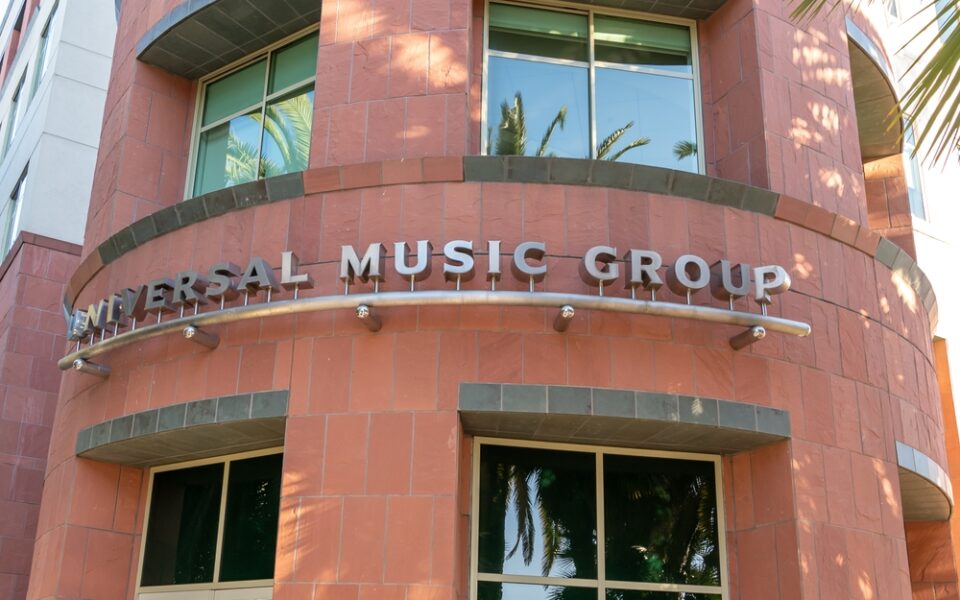 Universal Music Group: Muzika e AI është “mashtrim” duhet të ndalohet nga platformat e transmetimit