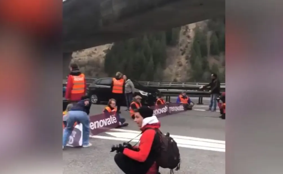 Ndryshimet klimatike/ Aktivistët në Zvicër bllokojnë rrugët në shenjë proteste