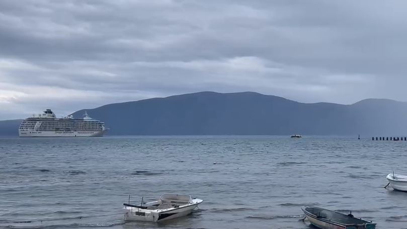 Kroçera me turistë nuk ankorohet në Portin e Vlorës, shkak moti i keq dhe punimet për kalatat