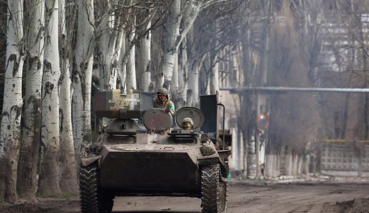 Forcat ruse shtojnë sulmet në dy qytete kryesore të Ukrainës