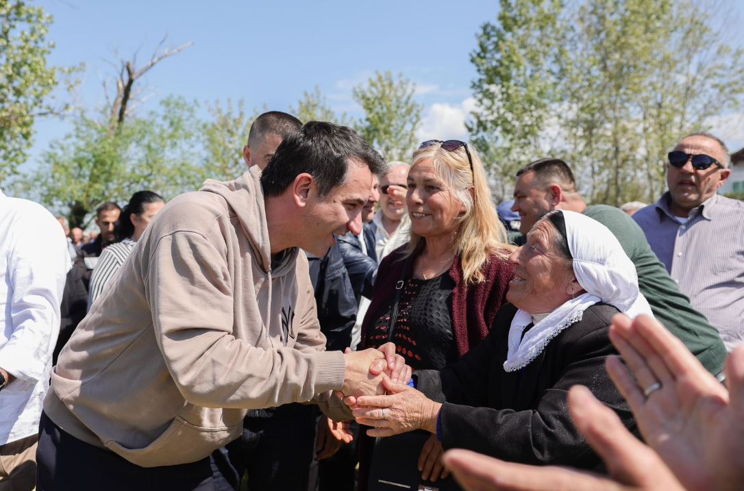 Veliaj me banorët e Zall-Herrit: A ka poshtërim më të madh se t’i çosh demokratët të votojnë për Ilir Metën