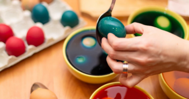 Kujdes! Nëse e shihni këtë etiketë në një qese me bojë vezë, është e rrezikshme