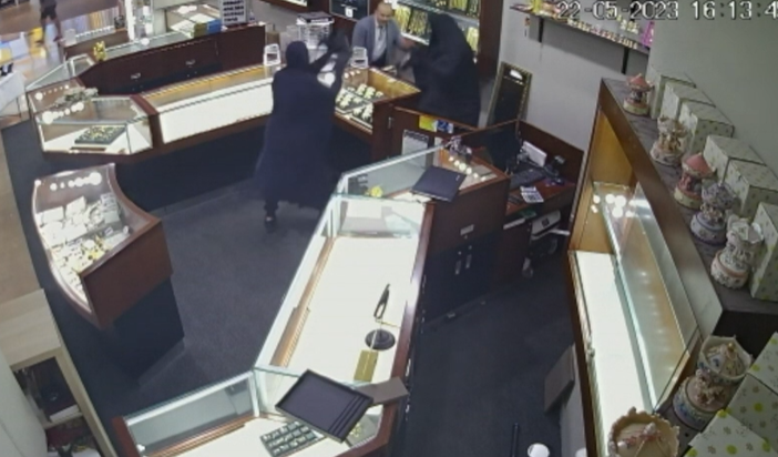 VIDEO/ Momenti kur hajdutët grabitën dyqanin e bizhuterive, marrin 200 mijë dollarë