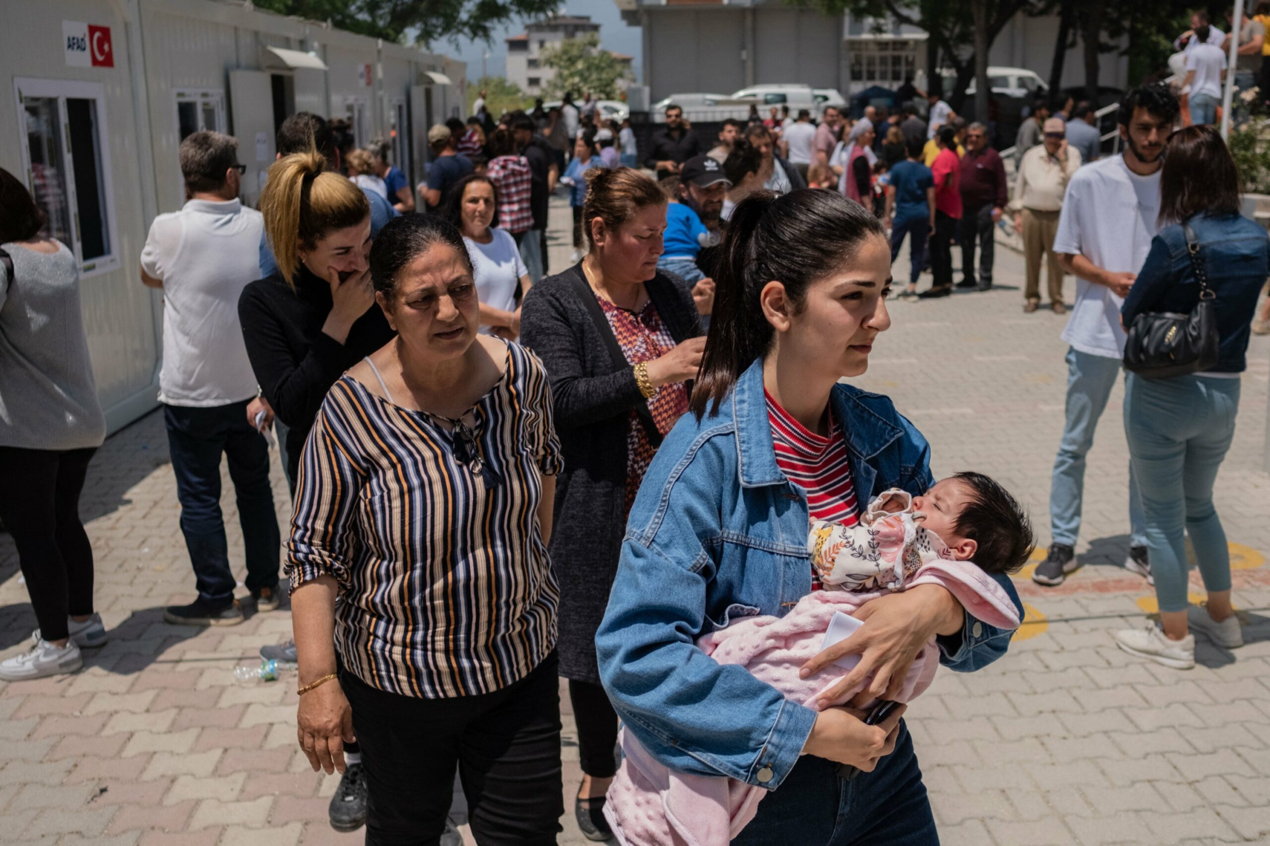 FOTO/ Radhë të gjata në Turqi, dy orë para mbylljes së qendrave të votimit