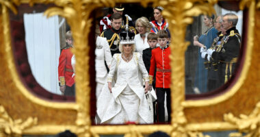 Kamila ndau një çift, historia e mbretëreshës së re të Britanisë