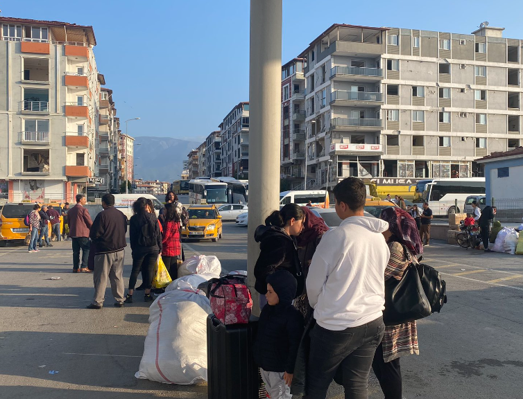 Zgjedhjet në Turqi/ Të mbijetuarit nga tërmeti kthehen në qytetet e tyre për të votuar