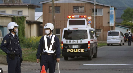 Sulmi me thikë e armë në Japoni, humbin jetën dy policë dhe një grua