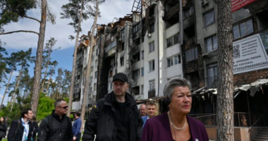 Komisionerja e BE-së vizitë në Ukrainë: Do të mbështesim vendin në hetimin e krimeve të luftës