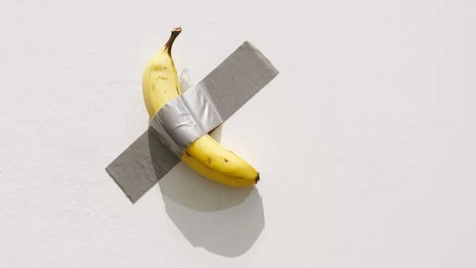 “Isha i uritur”, vizitori ha bananen e ekspozuar në muze