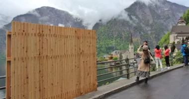 Fshati n&euml; Austri ngre nj&euml; gardh p&euml;r t&euml; penguar turist&euml;t t&euml; b&euml;jn&euml; foto