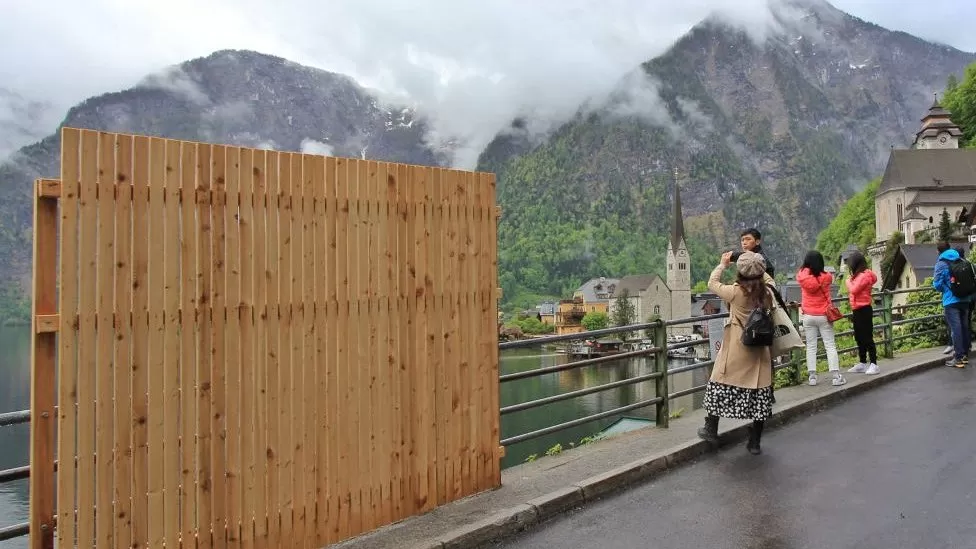 Fshati në Austri ngre një gardh për të penguar turistët të bëjnë foto