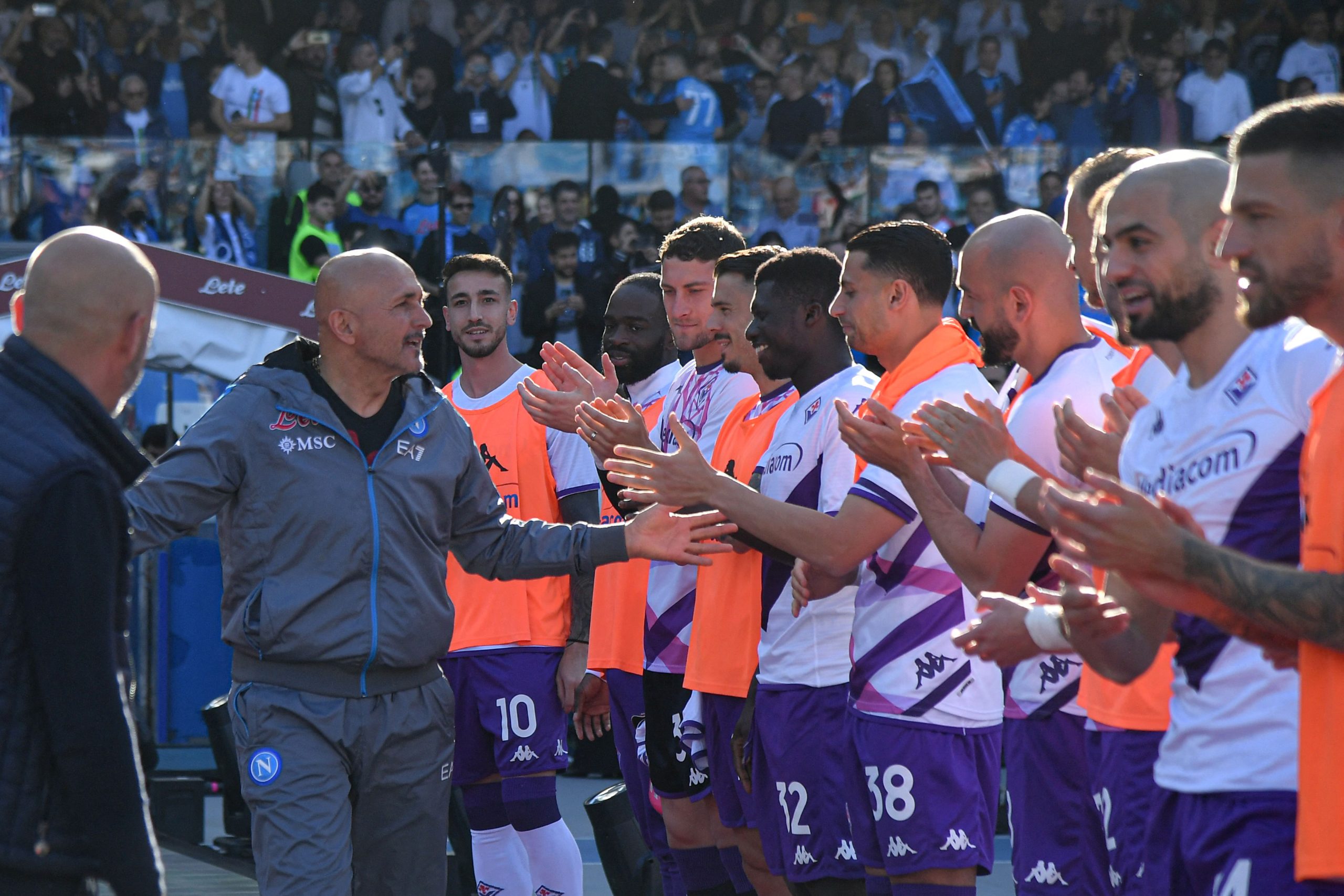 VIDEO/ Napoli pritet me “nderime”, futbollistët e Fiorentina-s bëjnë gjestin e bukur para fillimit të lojës