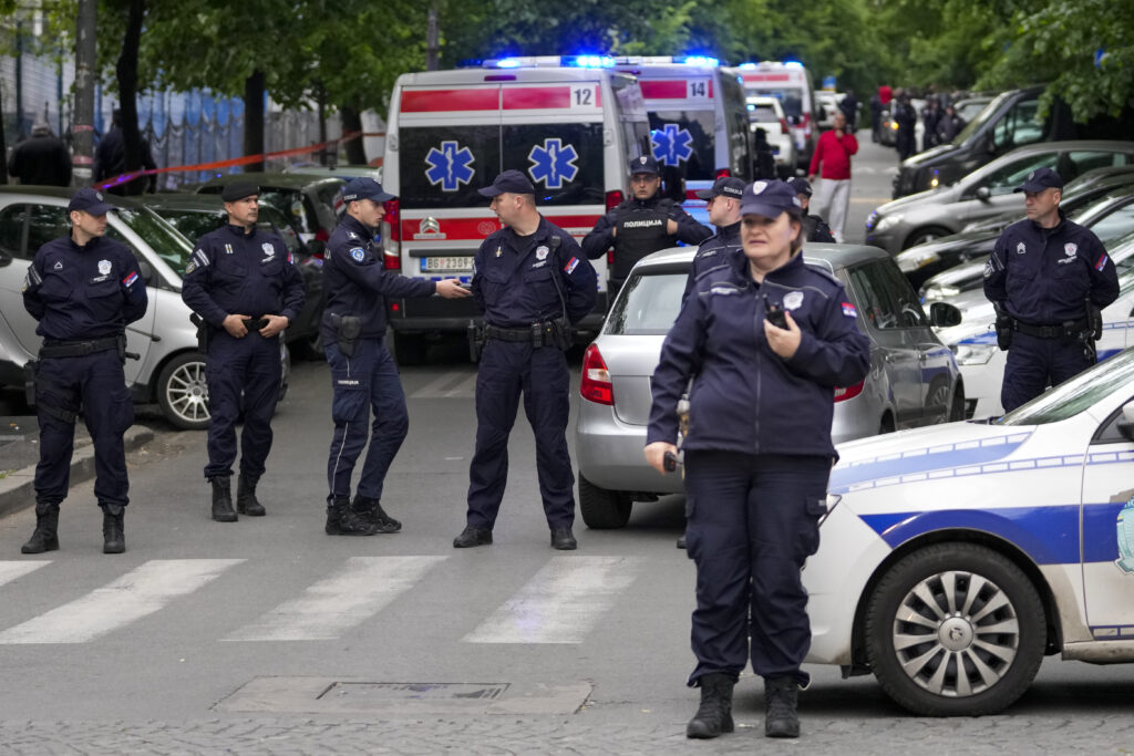 “U shtriva sipër shokëve që të mendonte se kisha vdekur”, deklarata prekëse e nxënëses në Beograd