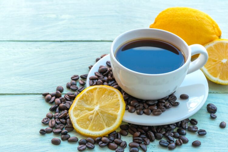 Cilat janë përfitimet e pirjes së kafesë me limon? Flet dietologia