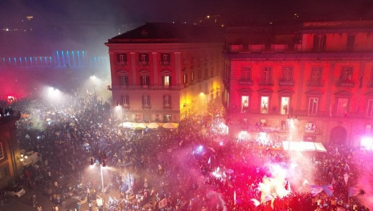 Festa kthehet në tragjedi, një i vrarë dhe disa të plagosur në Napoli